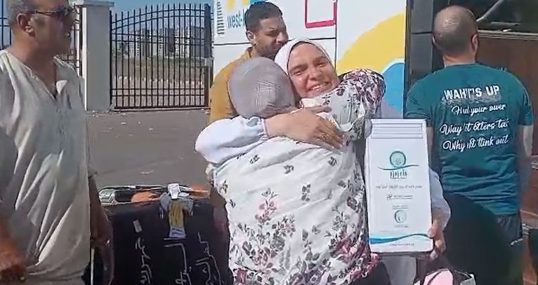 استقبال الحجاج بالأحضان استقبال الحجاج بالأحضان