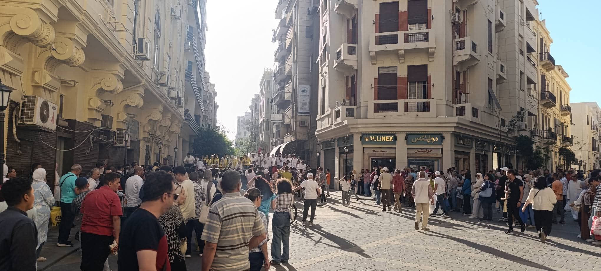 إقبال المواطنين على المشاهدة إقبال المواطنين على المشاهدة