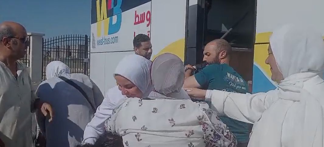 سعادة بالعودة لأرض الوطن سعادة بالعودة لأرض الوطن