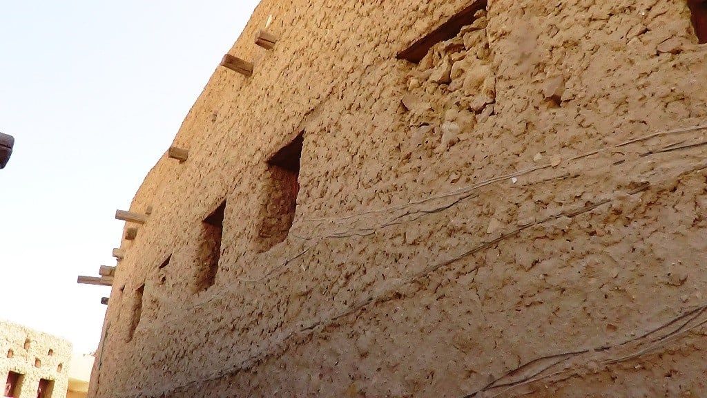 سور حصن شالي بعد ترميمه الطراز سور حصن شالي بعد ترميمه الطراز