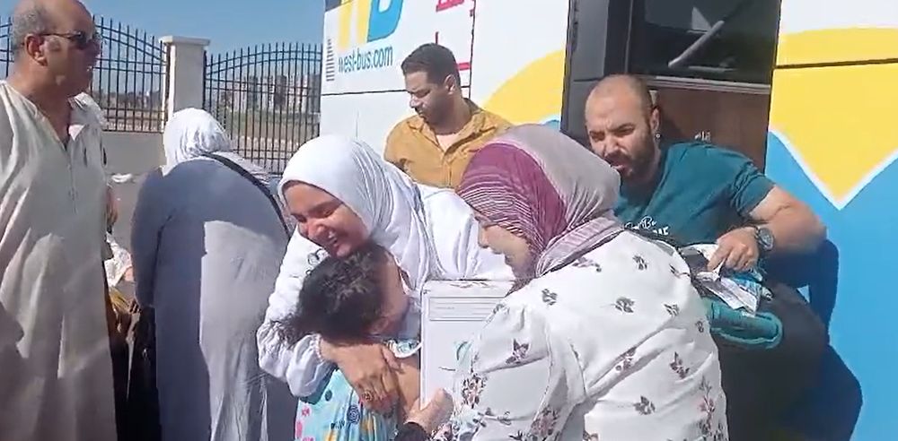 حضن الأم لأبنتها عقب عودتها من الأراضي المقدسة حضن الأم لأبنتها عقب عودتها من الأراضي المقدسة