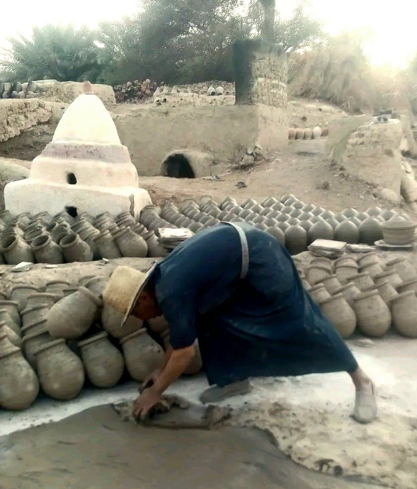 احد رواد صناعة الفخار بقرية القصر احد رواد صناعة الفخار بقرية القصر
