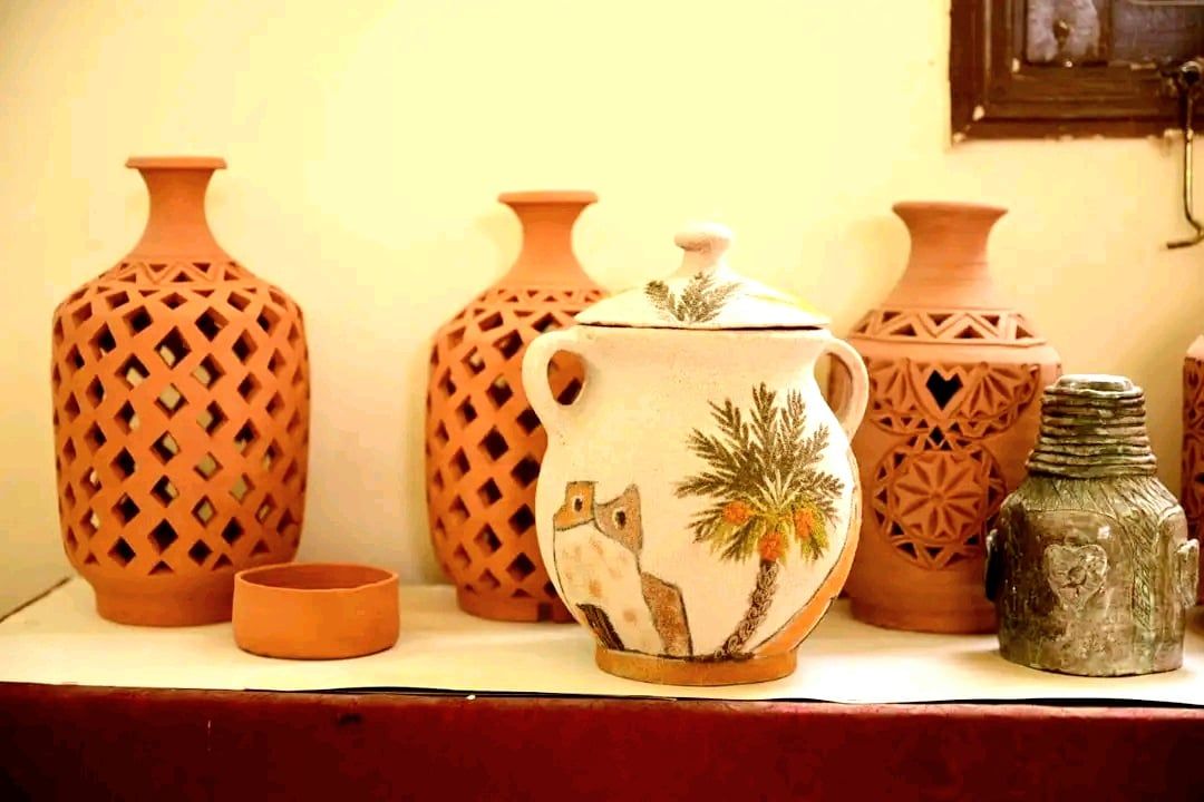 جانب من التحف الفنية من الفخار جانب من التحف الفنية من الفخار