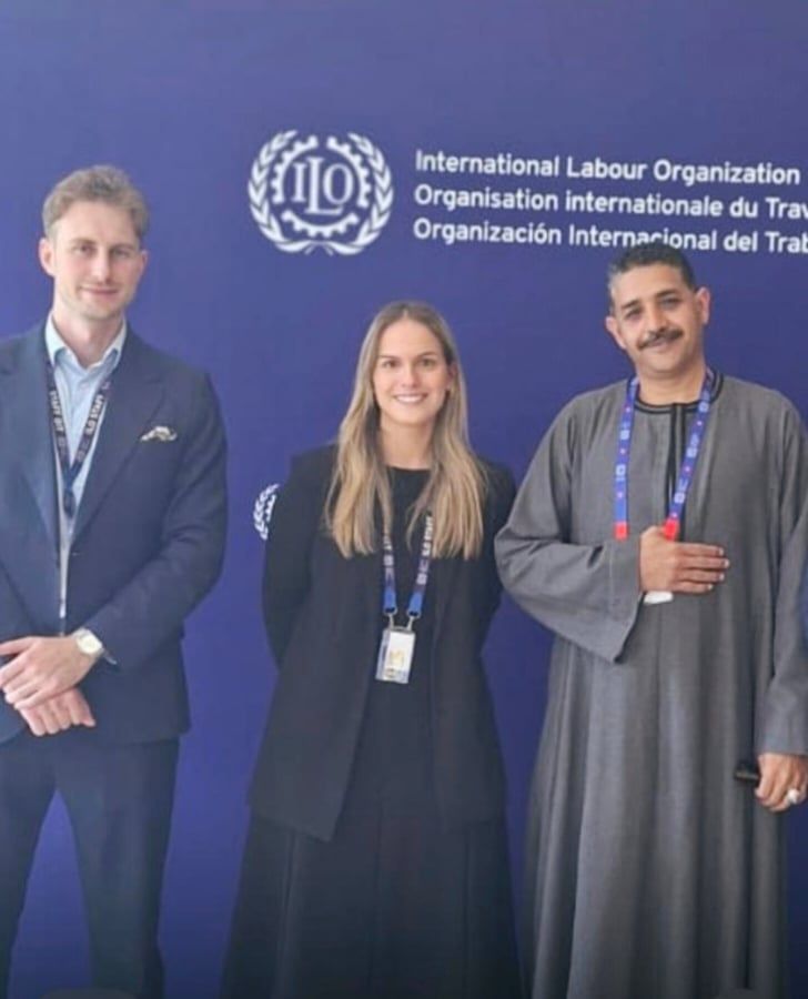 منظمو المؤتمر يلتقطون صورة مع نقيب النقل بالجلابية الصعيدى منظمو المؤتمر يلتقطون صورة مع نقيب النقل بالجلابية الصعيدى