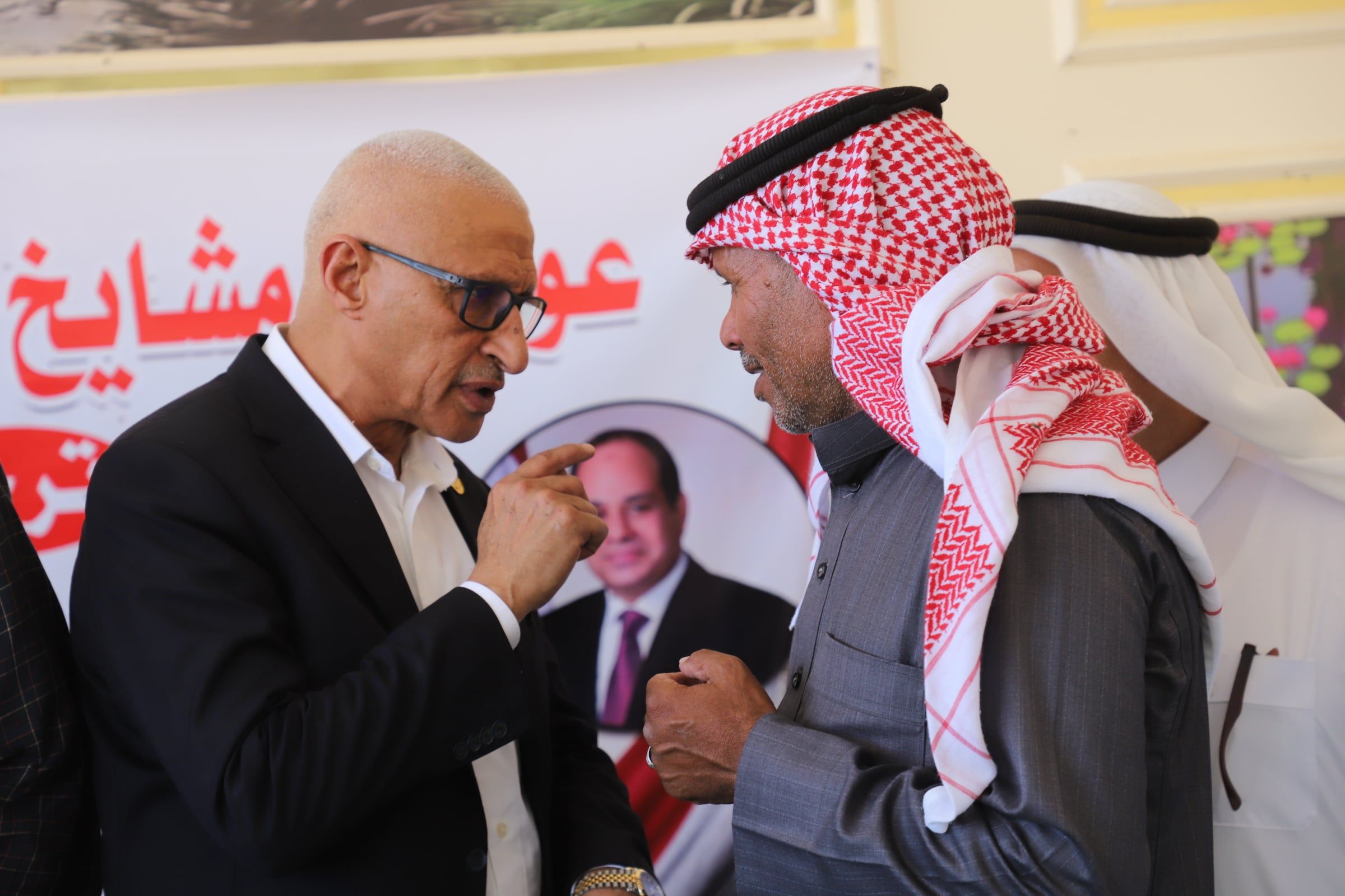 حديث بين المحافظ ومشايخ وسط سيناء حديث بين المحافظ ومشايخ وسط سيناء