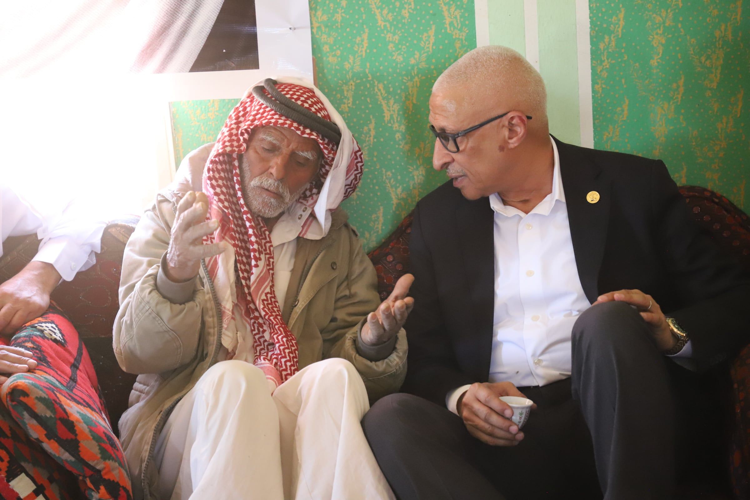 حوار بين المعمر الحج عودة صاحب ال٤٥ عاما والمحافظ حوار بين المعمر الحج عودة صاحب ال٤٥ عاما والمحافظ
