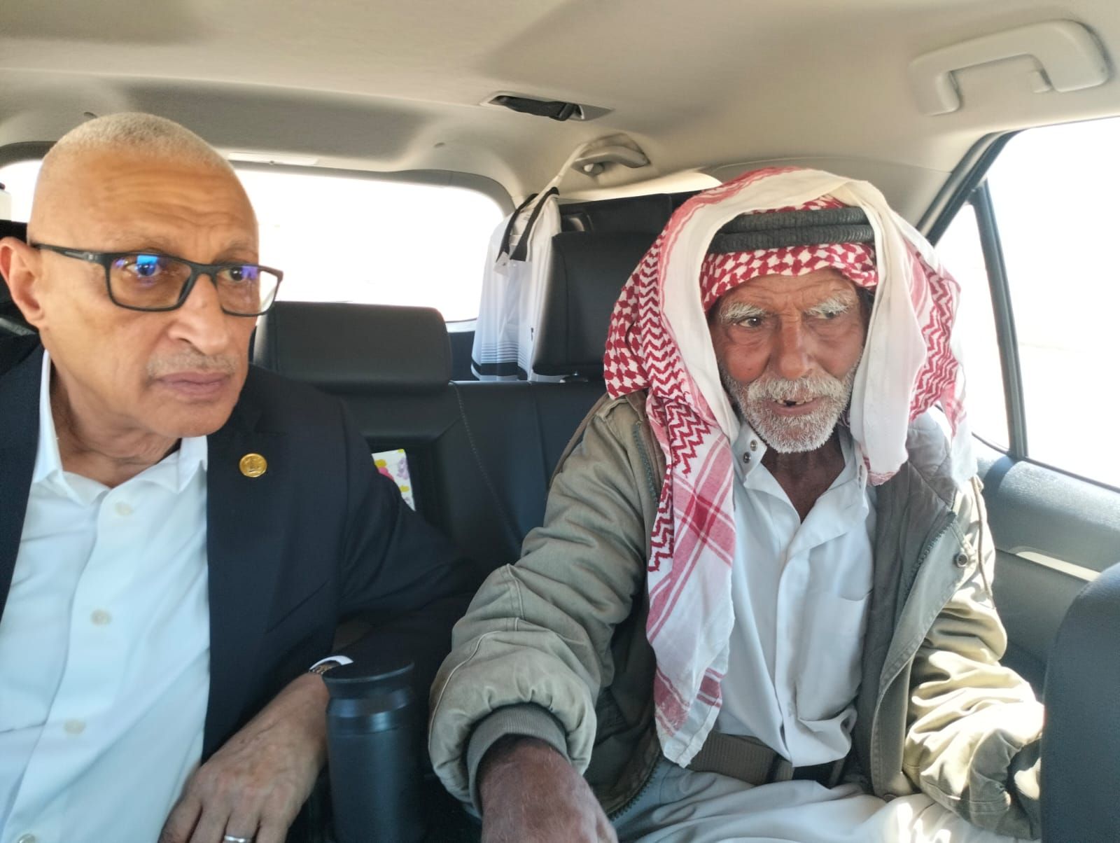 محافظ شمال سيناء يصطحب الحاج عودة بسيارته في قرية بير معين محافظ شمال سيناء يصطحب الحاج عودة بسيارته في قرية بير معين