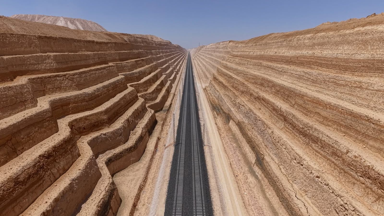 اعمال هندسية بمسار القطار السريع اعمال هندسية بمسار القطار السريع