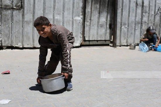 ابتسامة طفل بعد الحصول على الطعام ابتسامة طفل بعد الحصول على الطعام