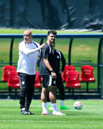 حسام حسن خلال تدريبات المنتخب حسام حسن خلال تدريبات المنتخب