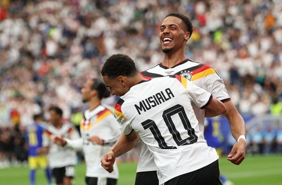 احتفال جمال موسيالا بالهدف احتفال جمال موسيالا بالهدف