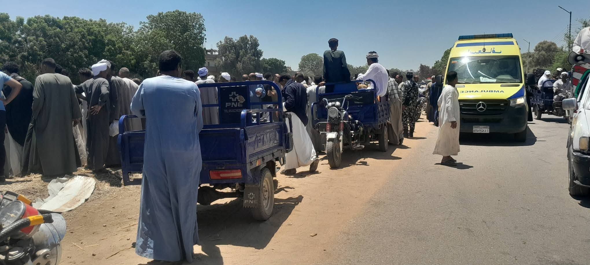 جانب من موقع حادث التصادم بمدينة إسنا جانب من موقع حادث التصادم بمدينة إسنا