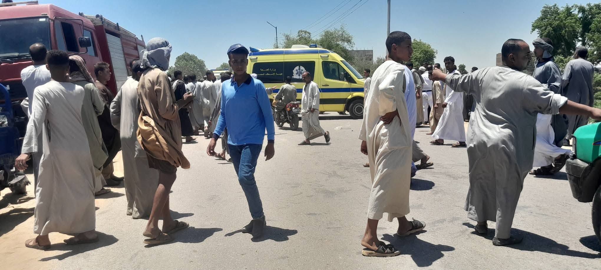 مشاركة الأهالى فى إنقاذ المصابين خلال حادث مدينة إسنا مشاركة الأهالى فى إنقاذ المصابين خلال حادث مدينة إسنا