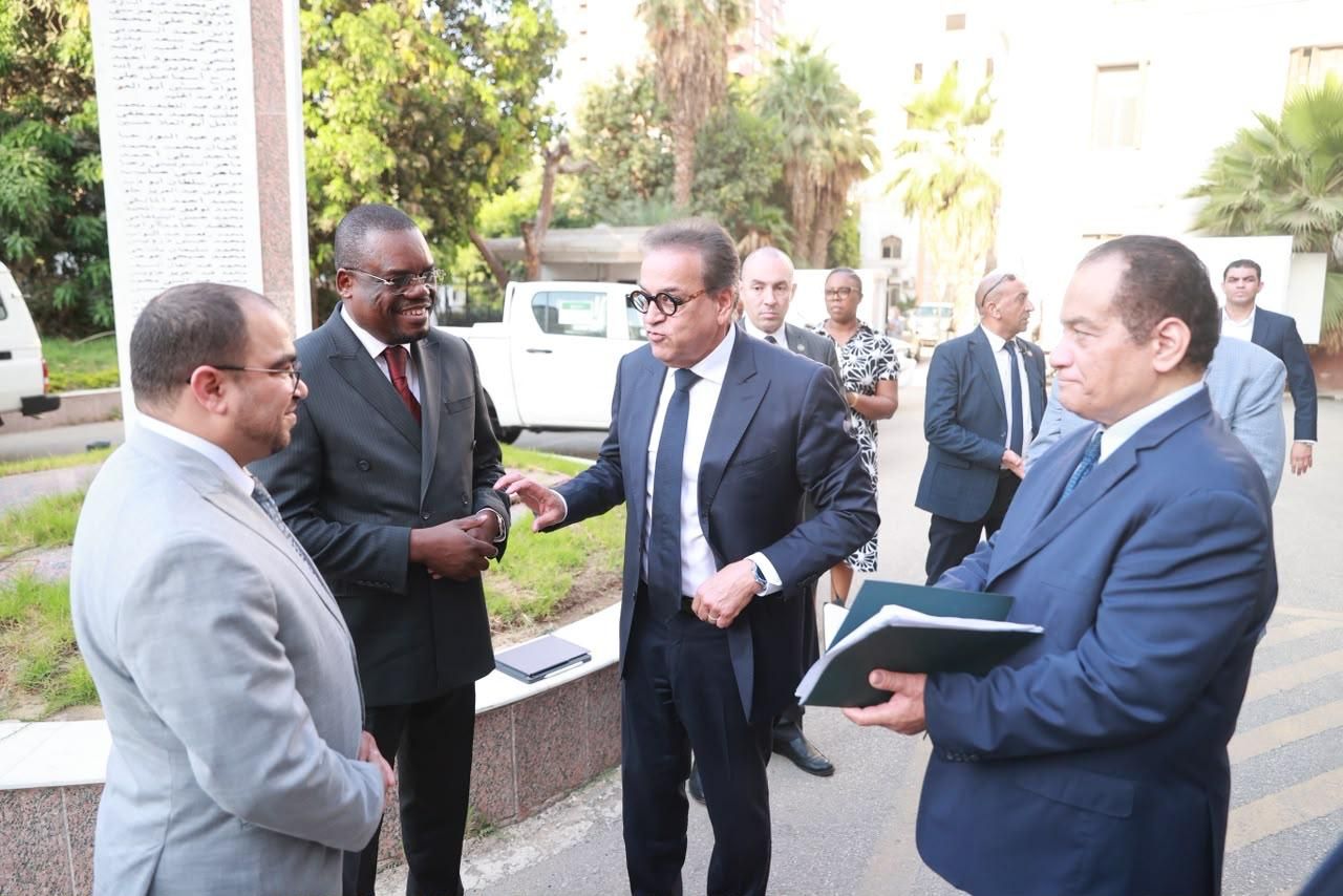 وزير الصحة يستقبل جون كاسيا (1) وزير الصحة يستقبل جون كاسيا (1)