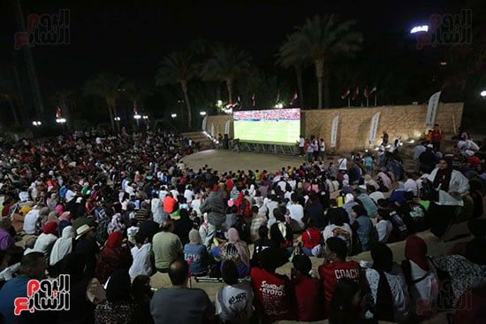 الجمهور يشاهد المباراة من نادى الجزيرة الجمهور يشاهد المباراة من نادى الجزيرة