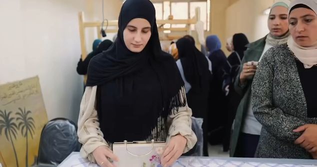 فتاة تميزت بصناعة الشنط فتاة تميزت بصناعة الشنط