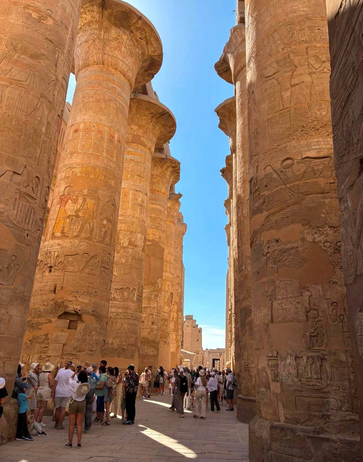 سحر النقوش والألوان على جدران صالة الأعمدة بالكرنك تبهر سياح العالم سحر النقوش والألوان على جدران صالة الأعمدة بالكرنك تبهر سياح العالم