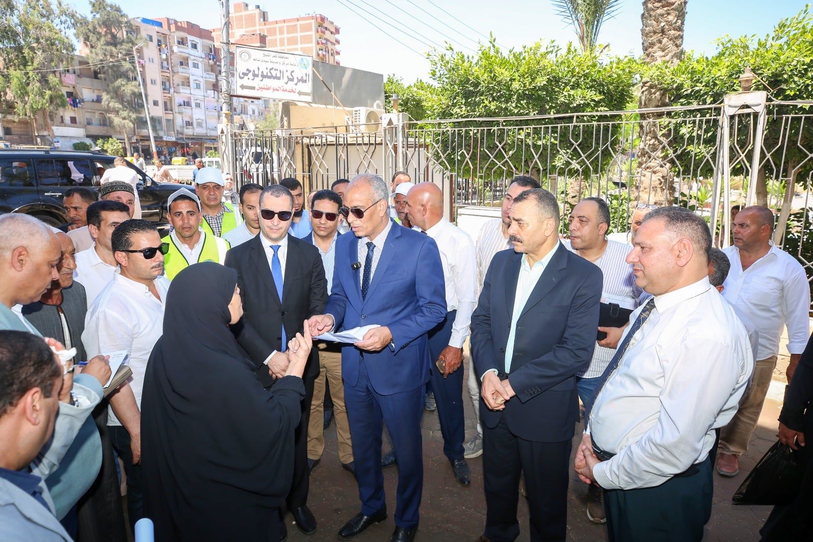 محافظ كفر الشيخ يستمع لسيدة محافظ كفر الشيخ يستمع لسيدة