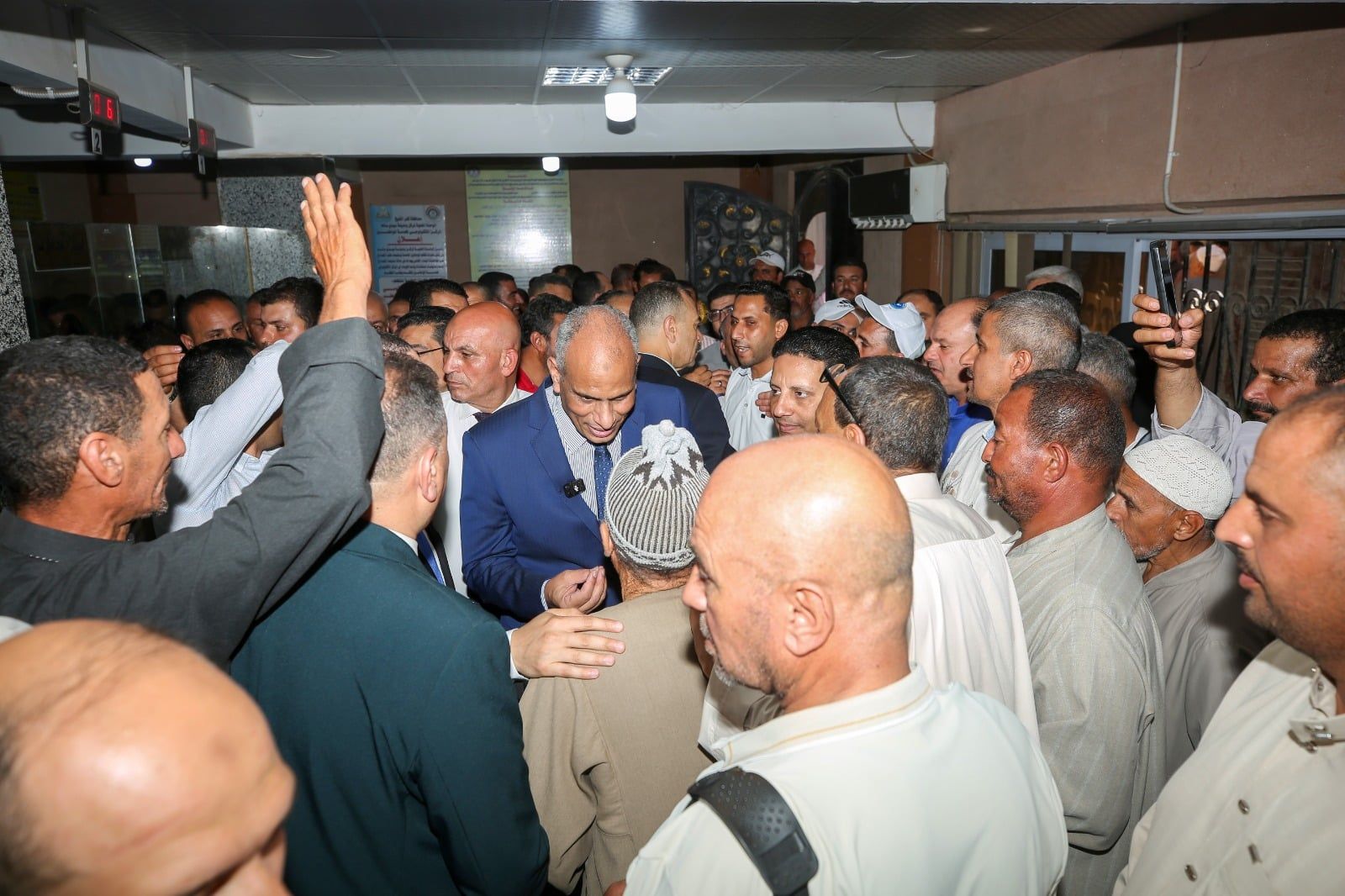 محافظ كفر الشيخ يبستمع للمواطنين بالمركز التكنولوجي محافظ كفر الشيخ يبستمع للمواطنين بالمركز التكنولوجي