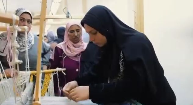 مريم عامر تبدع في صناعة السجاد مريم عامر تبدع في صناعة السجاد