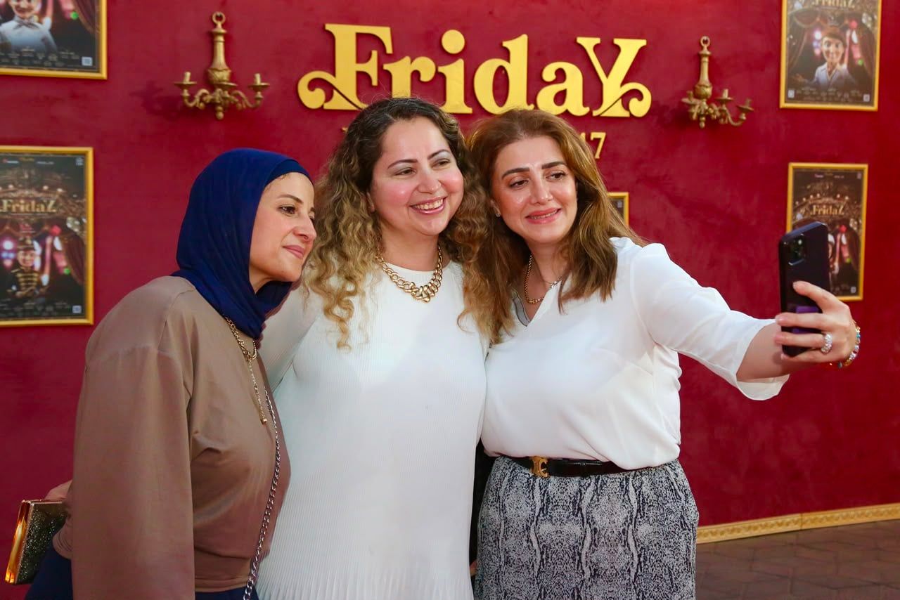 الجمهور يلتقط الصور التذكارية في مدخل المسرح الجمهور يلتقط الصور التذكارية في مدخل المسرح