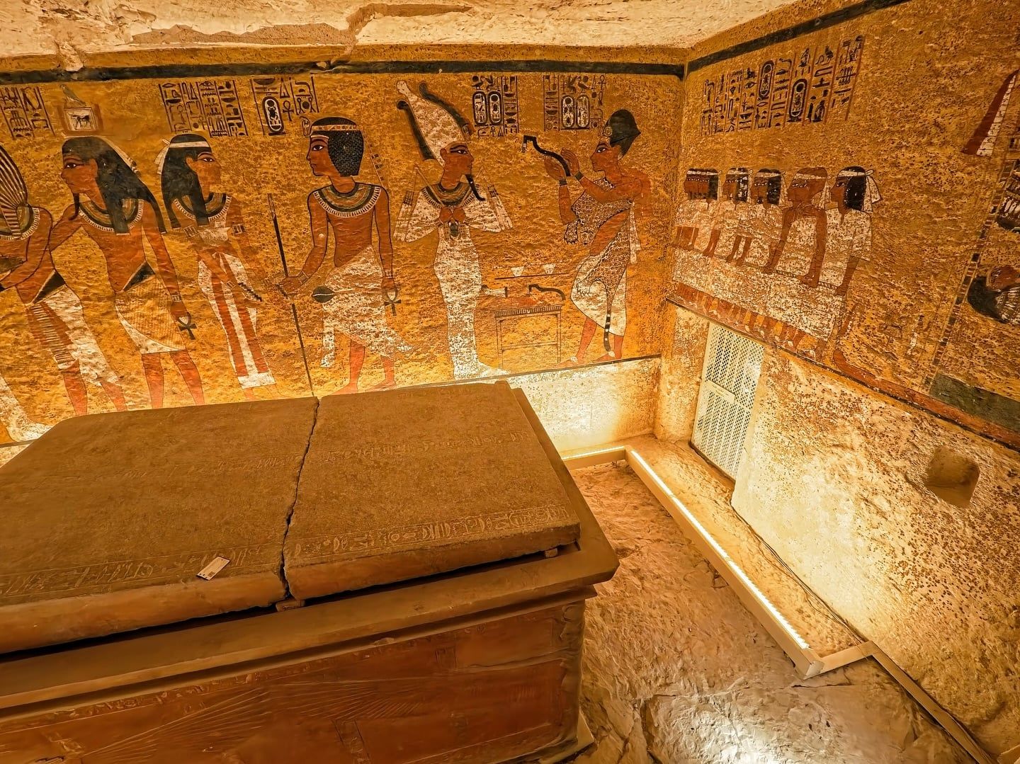 النقوش والألوان منذ آلاف السنين فى مقابر الملوك والملكات النقوش والألوان منذ آلاف السنين فى مقابر الملوك والملكات