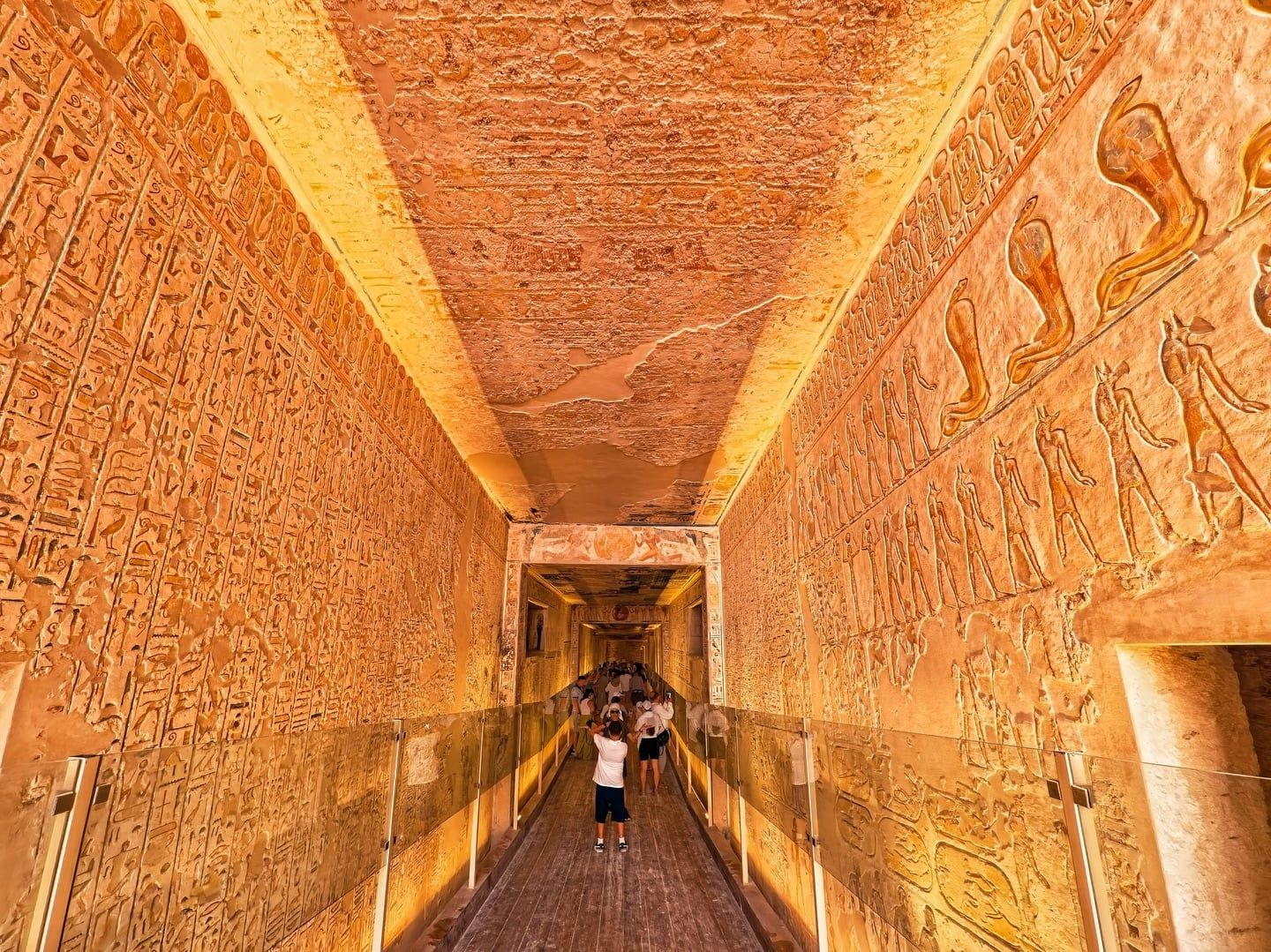 جانب من الزيارات السياحية فى مقابر الملوك والملكات جانب من الزيارات السياحية فى مقابر الملوك والملكات