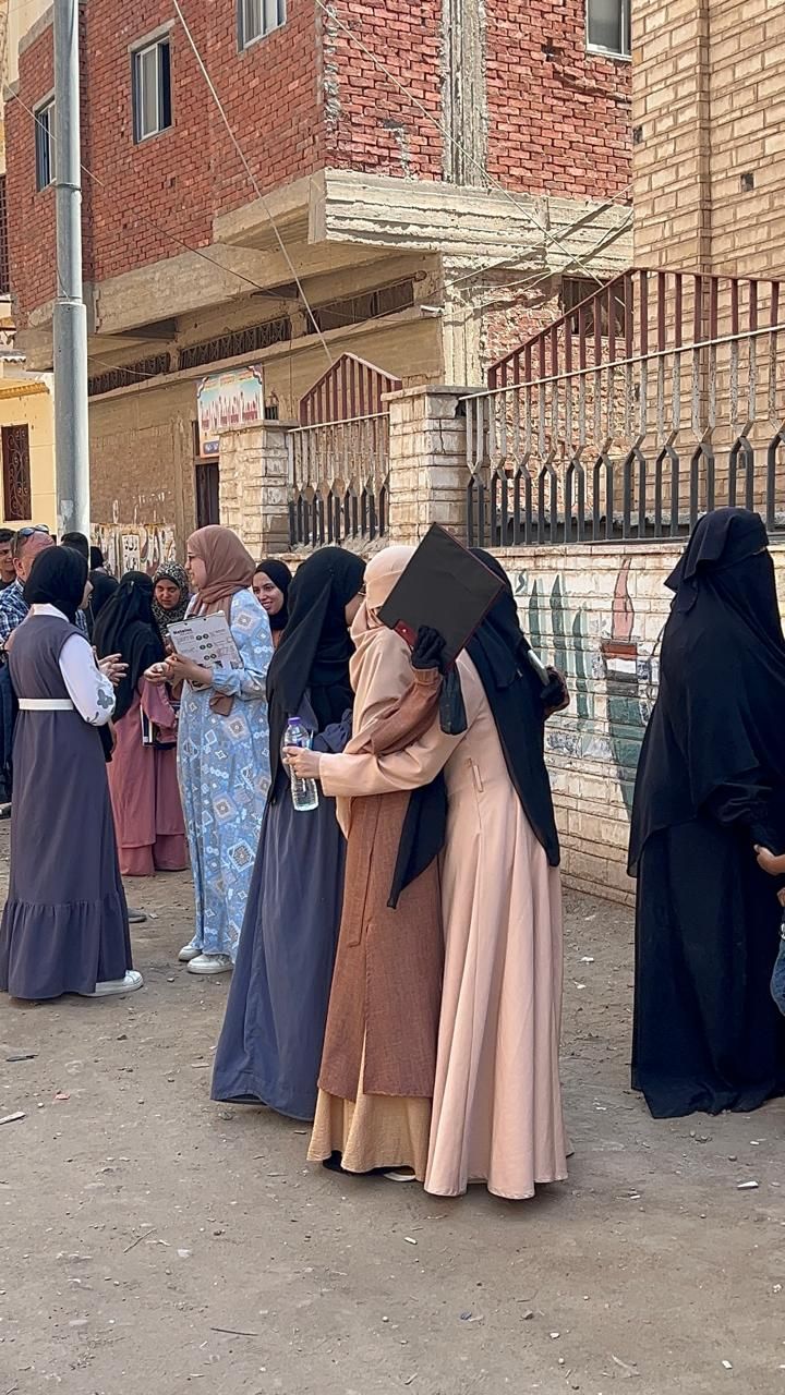 خروج الطلاب بعد اداء المادة خروج الطلاب بعد اداء المادة
