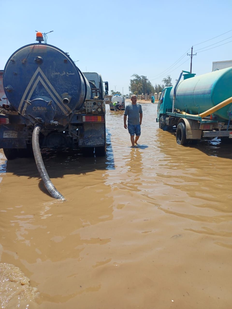 جهاز العاشر يدفع بسيارات السيول لنزح مياه طريق بلبيس - العاشر (1) جهاز العاشر يدفع بسيارات السيول لنزح مياه طريق بلبيس - العاشر (1)