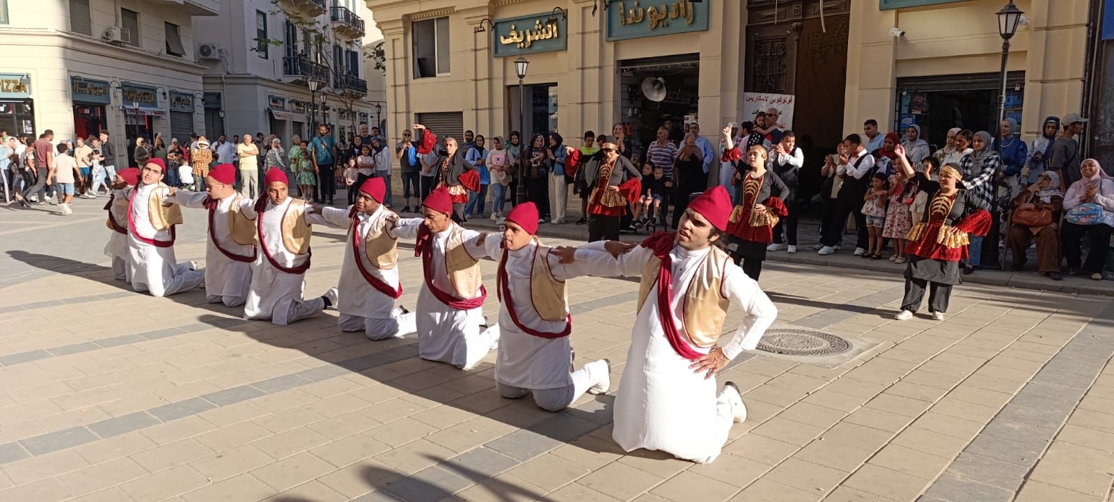 «شارع الفن» يعيد لعروس البحر المتوسط رونقها الثقافي والفني (5) «شارع الفن» يعيد لعروس البحر المتوسط رونقها الثقافي والفني (5)