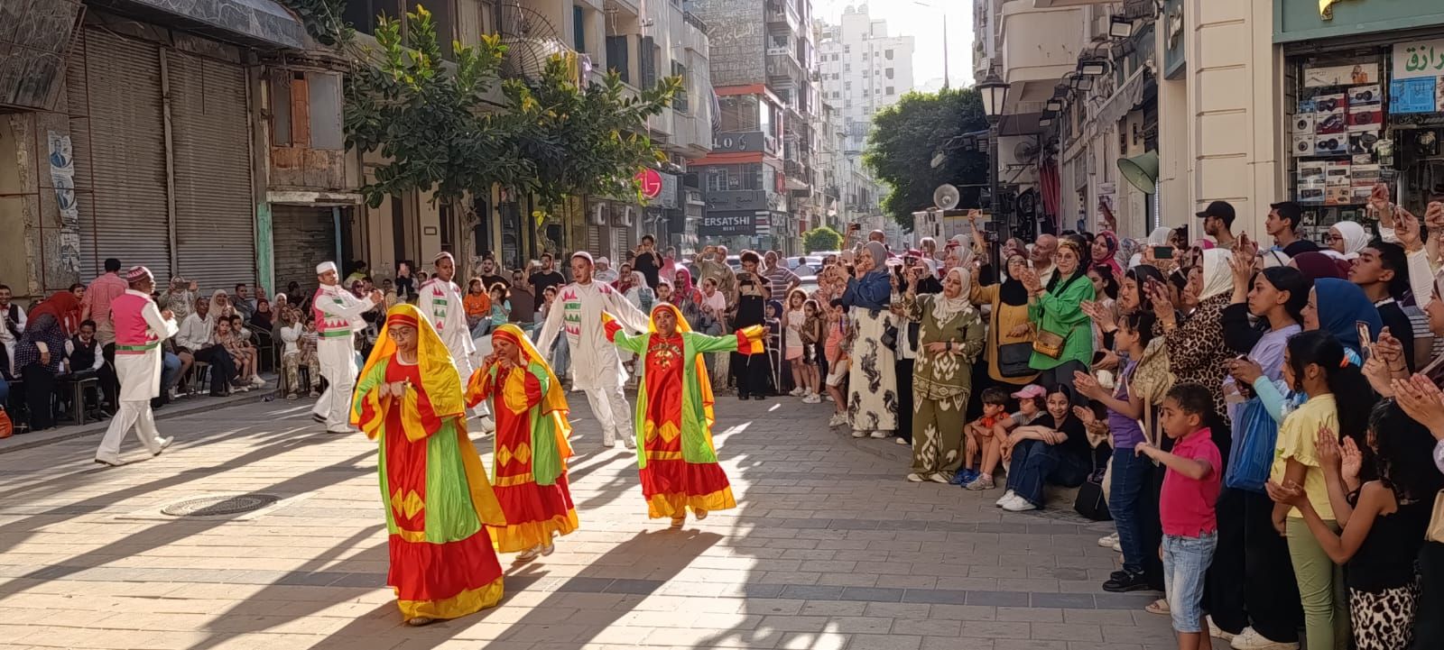 «شارع الفن» يعيد لعروس البحر المتوسط رونقها الثقافي والفني (7) «شارع الفن» يعيد لعروس البحر المتوسط رونقها الثقافي والفني (7)