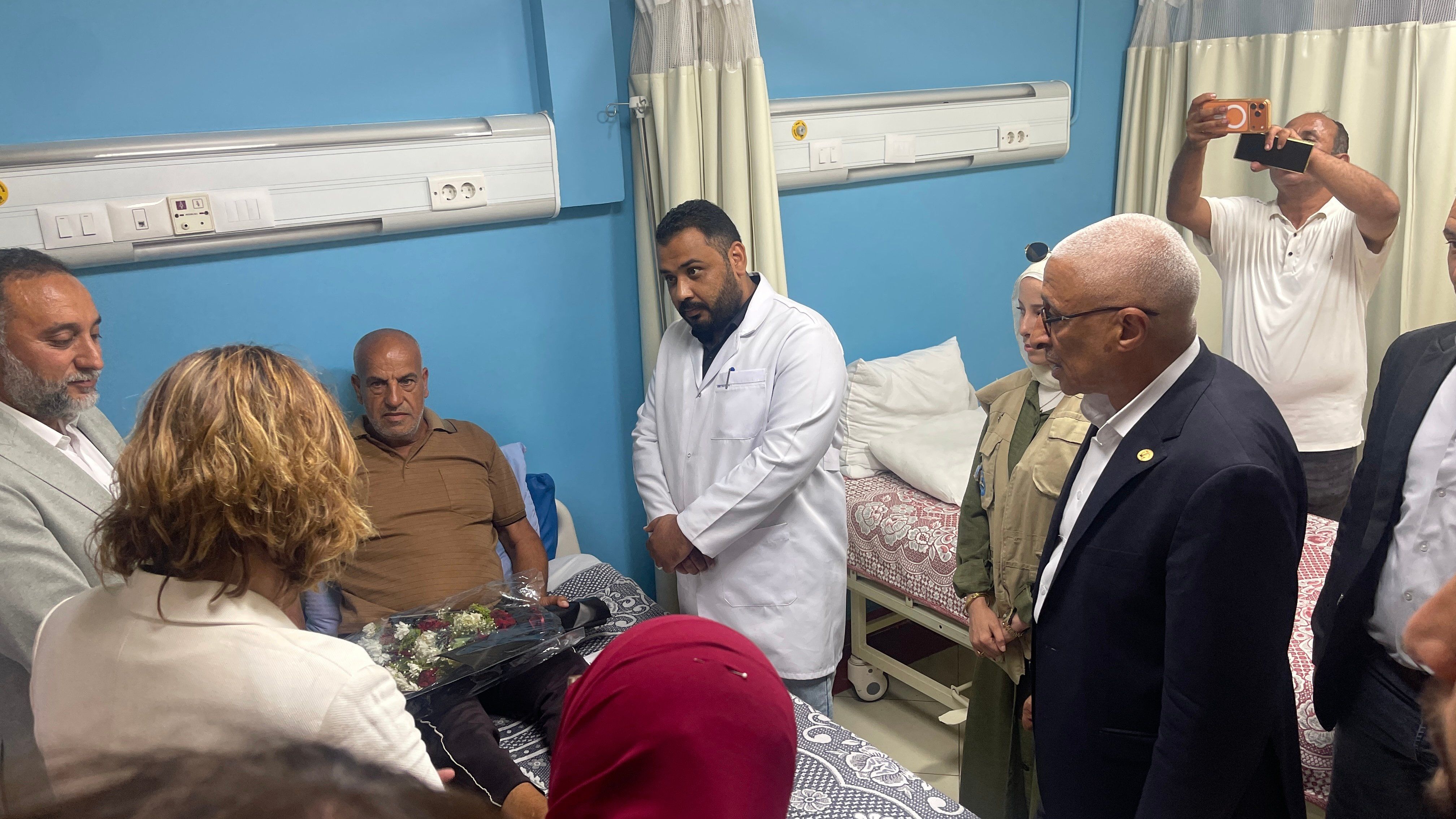 محافظ شمال سيناء والوفد الهولندي يتفقد مستشفي العريش العام محافظ شمال سيناء والوفد الهولندي يتفقد مستشفي العريش العام