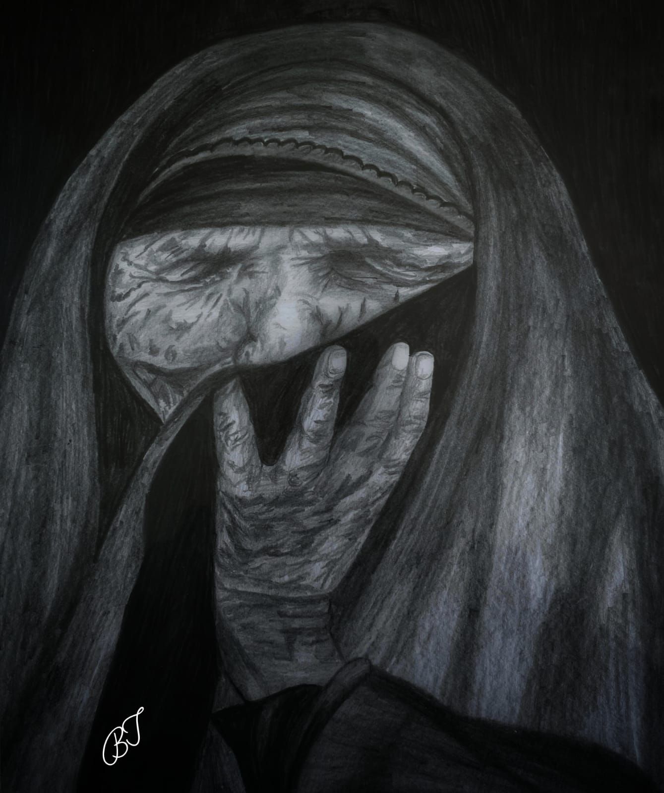 أثار الزمن والحزن تظهر على وجه مسنه أثار الزمن والحزن تظهر على وجه مسنه