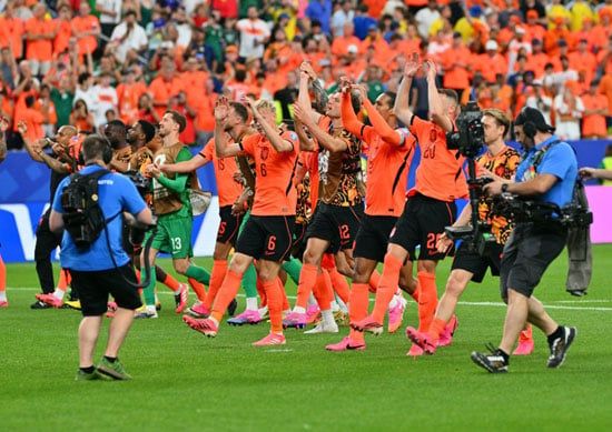 منتخب هولندا وتحية الجمهور عقب المباراة منتخب هولندا وتحية الجمهور عقب المباراة