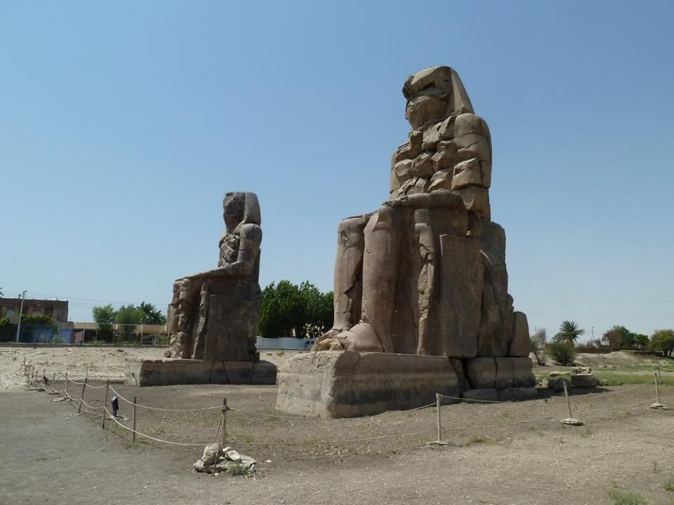 تمثالى ممنون عملاقان على طريق غرب الأقصر للملك أمنحتب الثالث تمثالى ممنون عملاقان على طريق غرب الأقصر للملك أمنحتب الثالث