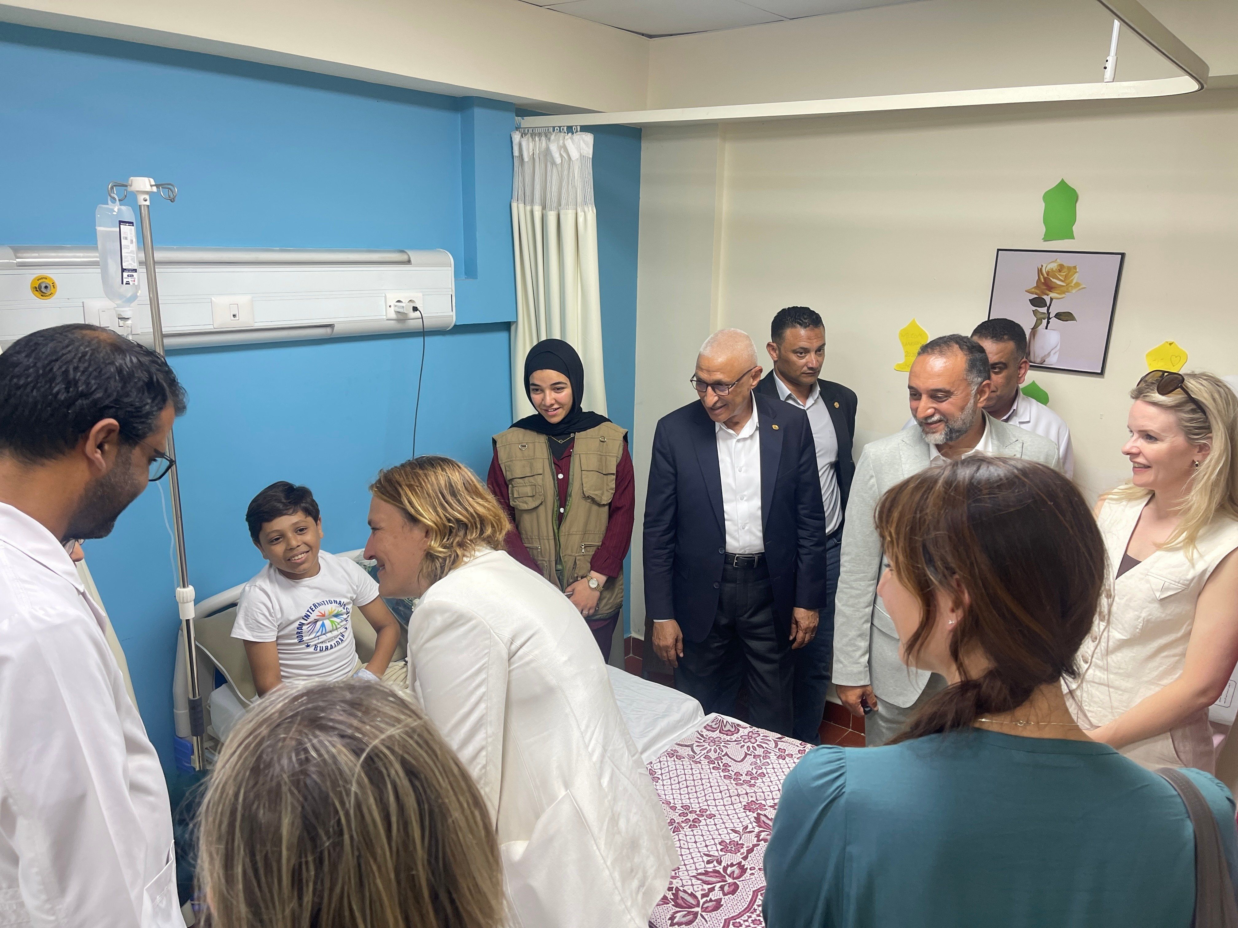 ابتسامه علي وجه طفل فلسطيني يعالج في مستشفي العريش اثناء زيارة الوفد الهولندي ابتسامه علي وجه طفل فلسطيني يعالج في مستشفي العريش اثناء زيارة الوفد الهولندي