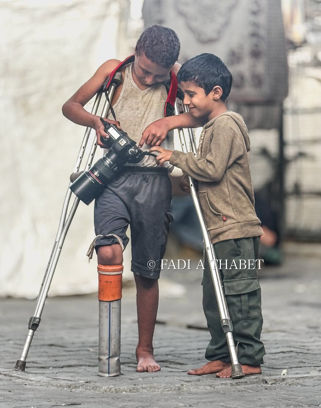 راتب وصديقه يشاهدان الصور راتب وصديقه يشاهدان الصور