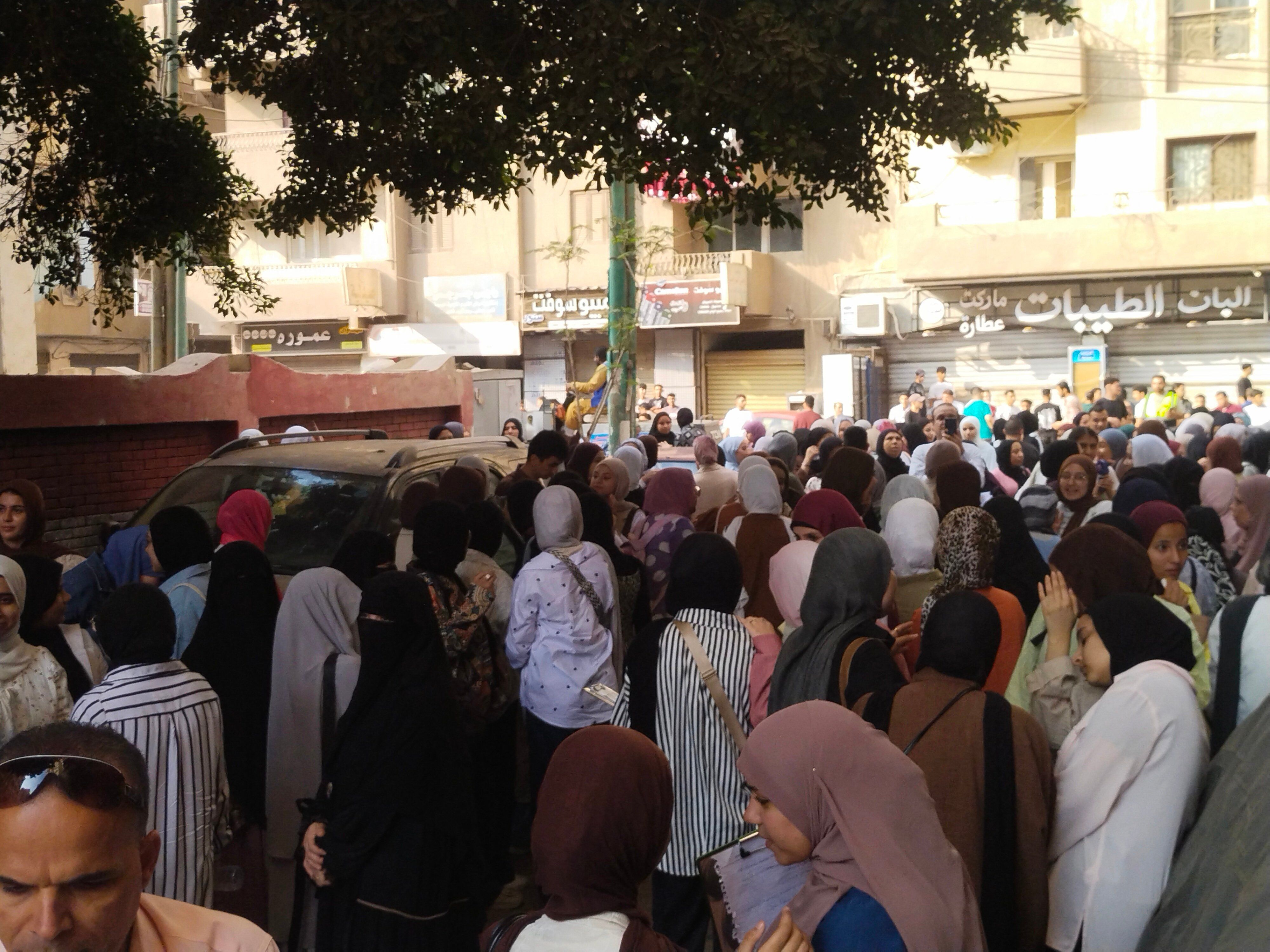 طلاب الثانوية العامة فى القليوبية يتوافدون على اللجان (7) طلاب الثانوية العامة فى القليوبية يتوافدون على اللجان (7)