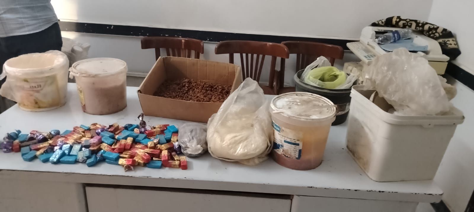 ضبط 156 عبوه مواد غذائية منتهية الصلاحية ومخالفات تجارية في حملة رقابية بقلين ضبط 156 عبوه مواد غذائية منتهية الصلاحية ومخالفات تجارية في حملة رقابية بقلين