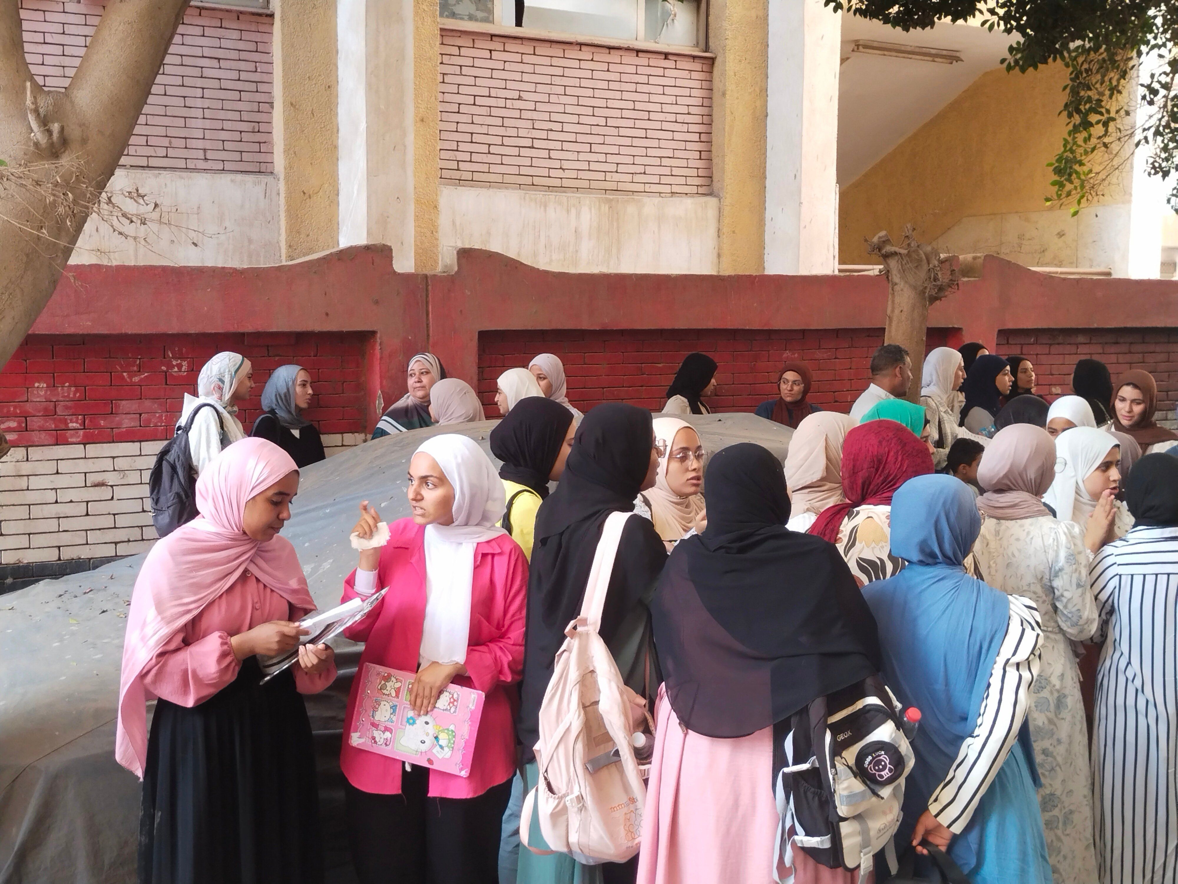 طلاب الثانوية العامة فى القليوبية يتوافدون على اللجان (5) طلاب الثانوية العامة فى القليوبية يتوافدون على اللجان (5)