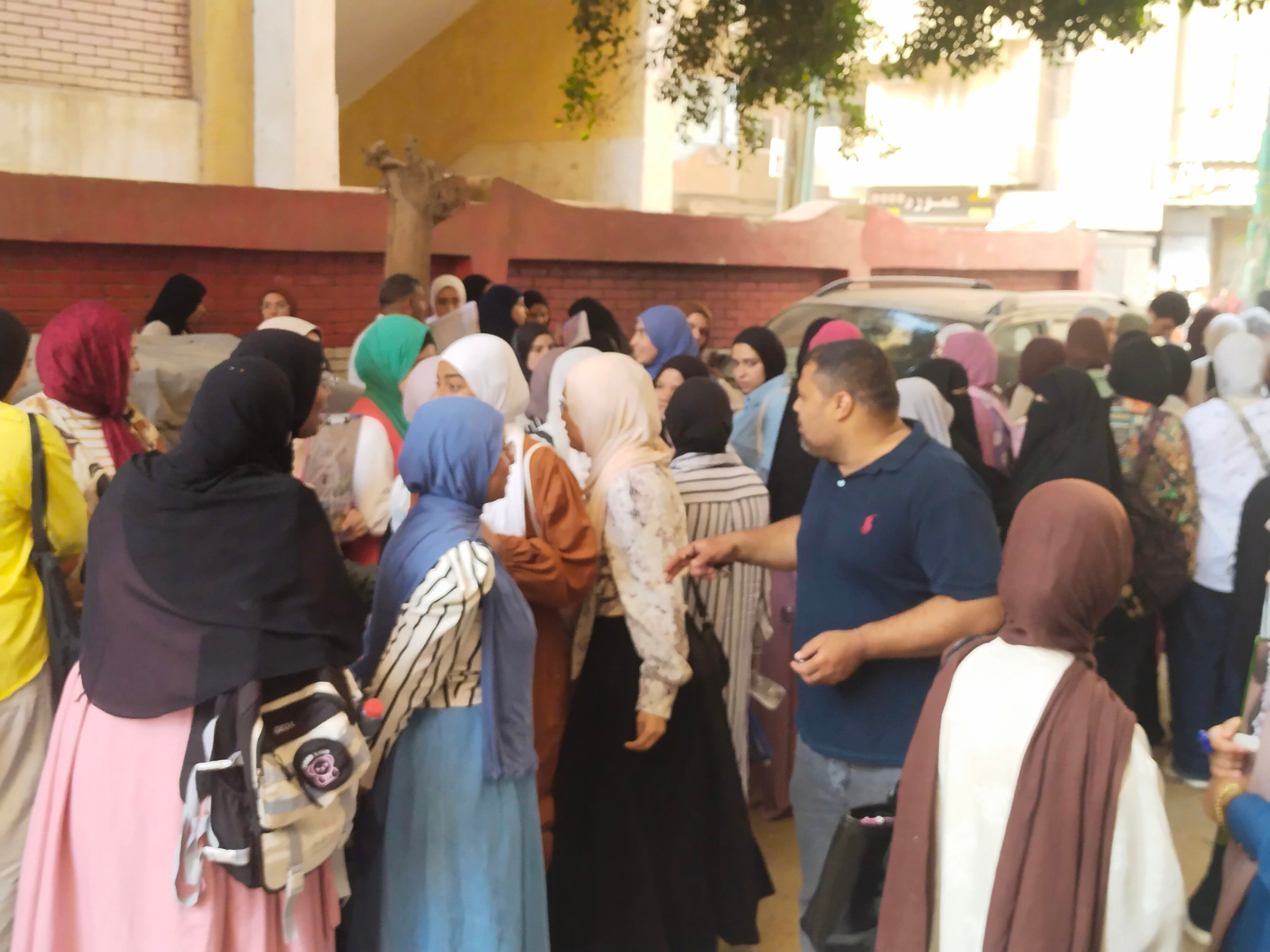 طلاب الثانوية العامة فى القليوبية يتوافدون على اللجان (6) طلاب الثانوية العامة فى القليوبية يتوافدون على اللجان (6)