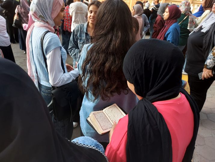 طالبة ثانوية عامة تقرأ القرآن طالبة ثانوية عامة تقرأ القرآن