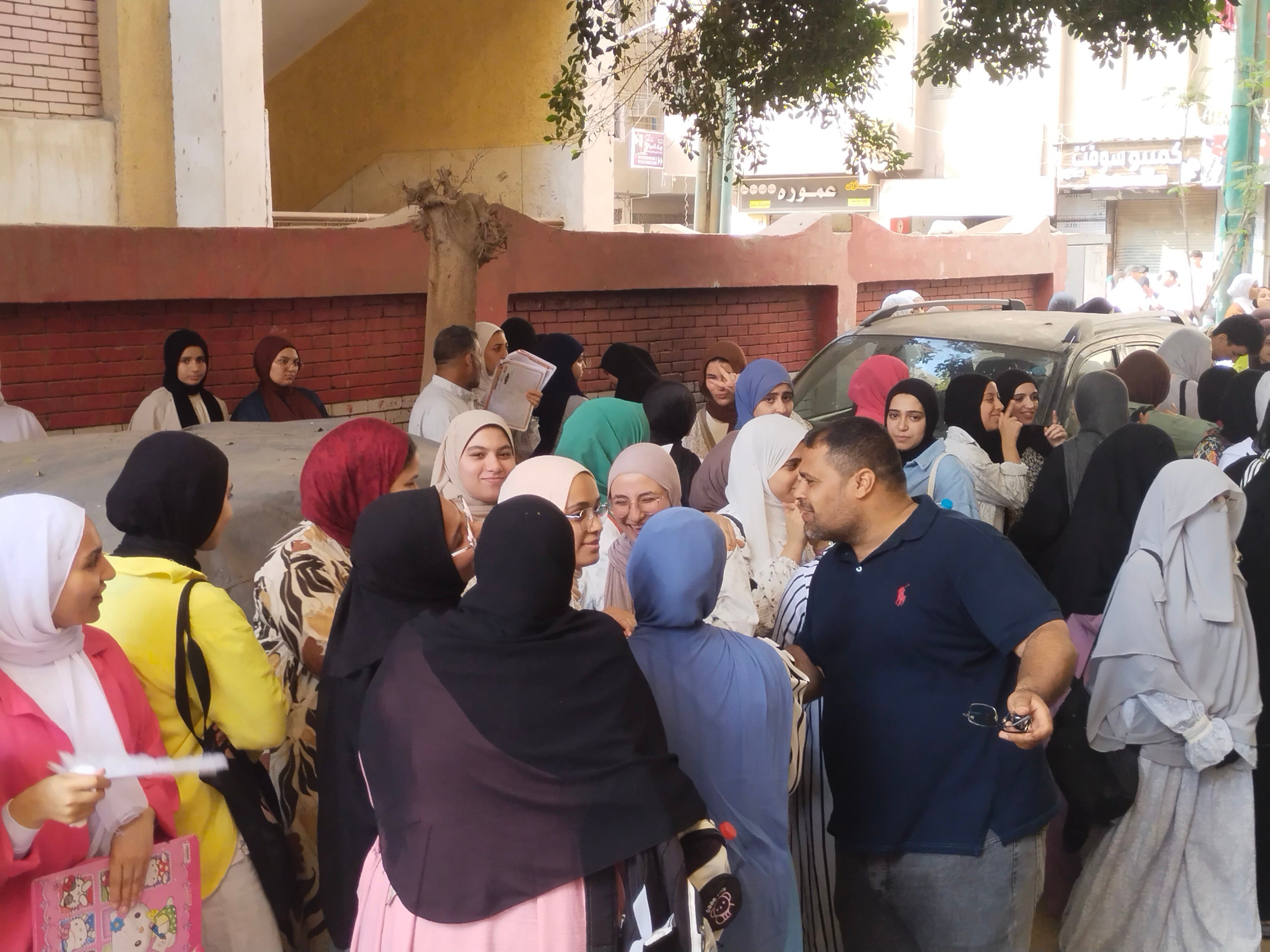 طلاب الثانوية العامة فى القليوبية يتوافدون على اللجان (8) طلاب الثانوية العامة فى القليوبية يتوافدون على اللجان (8)