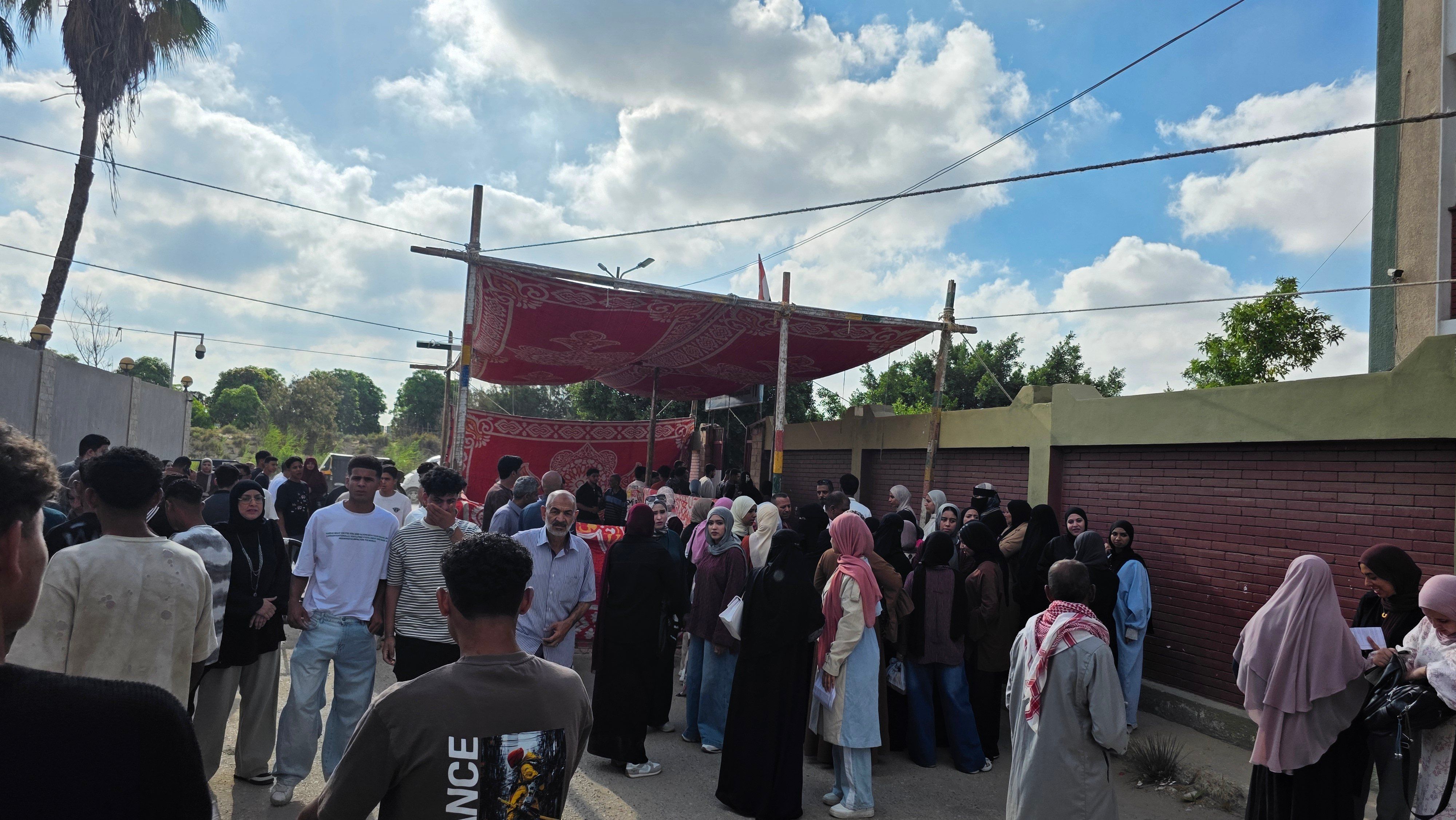 تفتيش إلكترونى.. انتظام دخول الطلاب بلجان الثانوية العامة بالإسماعيلية (1) تفتيش إلكترونى.. انتظام دخول الطلاب بلجان الثانوية العامة بالإسماعيلية (1)