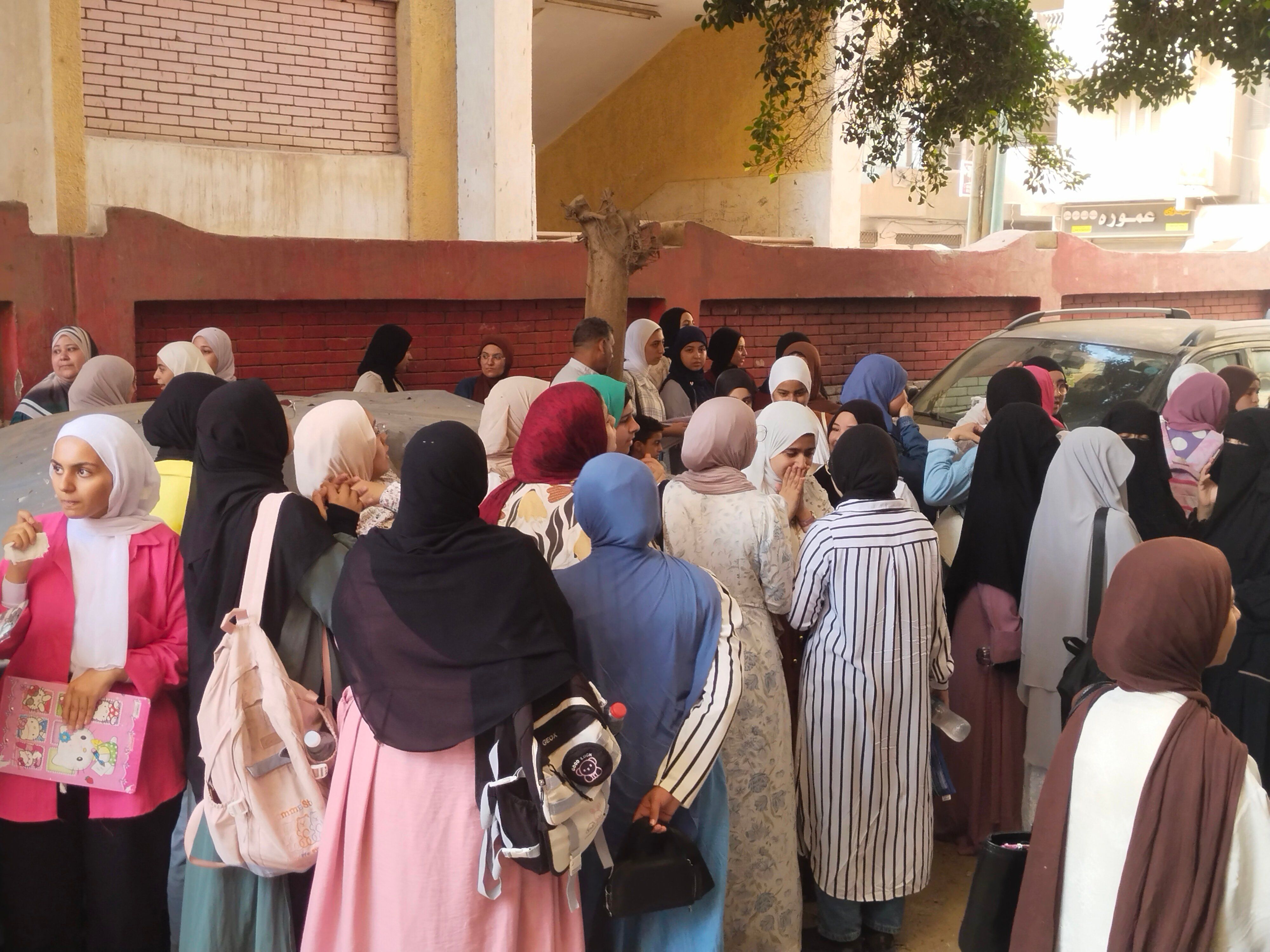 طلاب الثانوية العامة فى القليوبية يتوافدون على اللجان (2) طلاب الثانوية العامة فى القليوبية يتوافدون على اللجان (2)