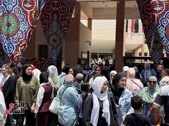 زحام في اليوم الاول لامتحانات الثانوية العامة زحام في اليوم الاول لامتحانات الثانوية العامة