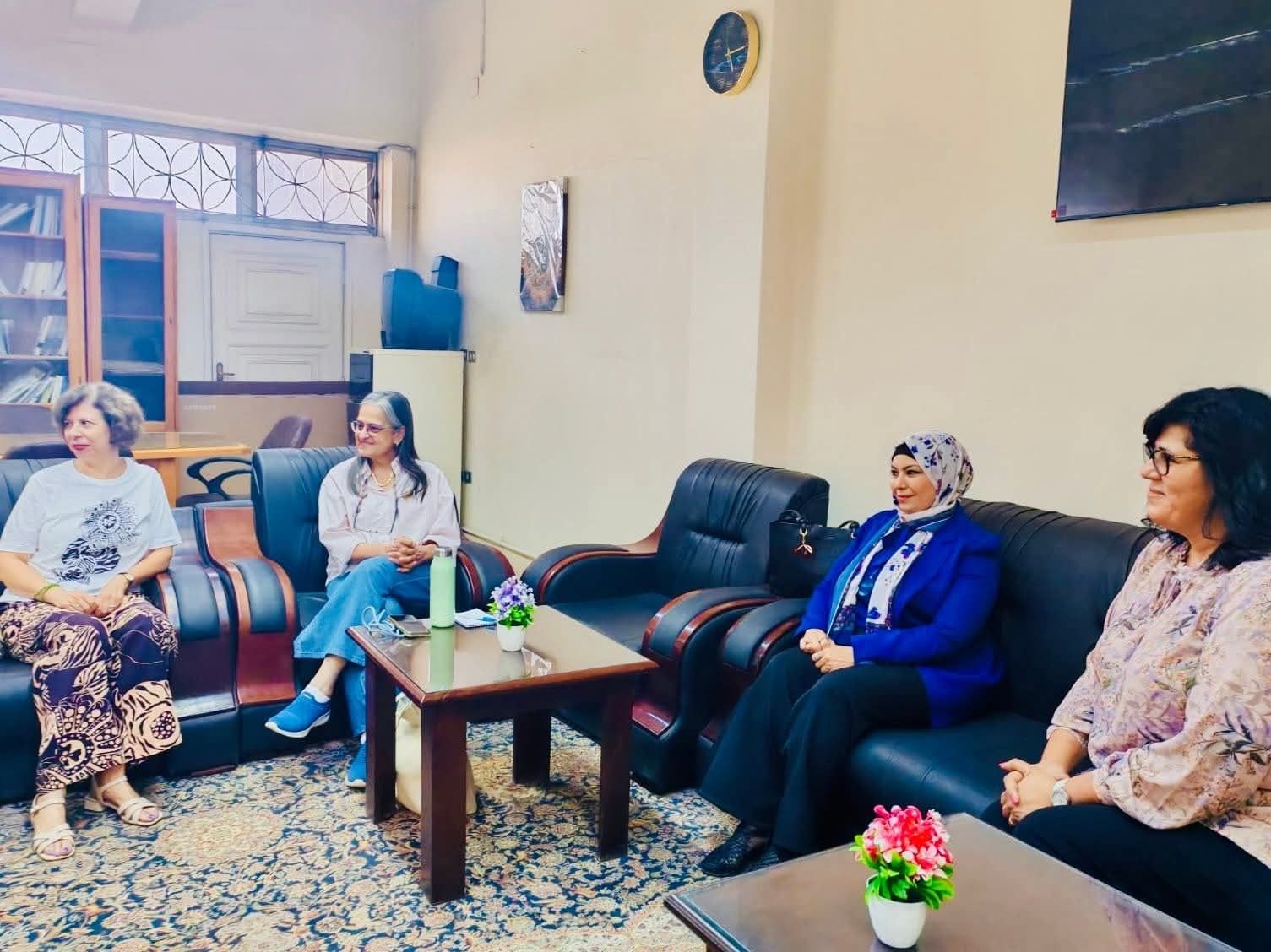 حملة لتطعيم وتعقيم الكلاب داخل الحرم الجامعي (2) حملة لتطعيم وتعقيم الكلاب داخل الحرم الجامعي (2)