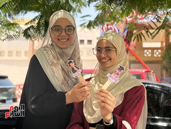 البسمة على وجوه طالبات الثانوية العامة البسمة على وجوه طالبات الثانوية العامة