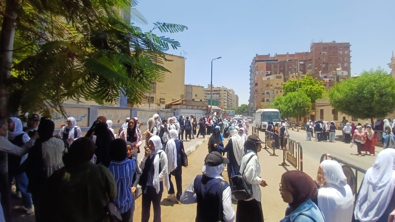 طلاب الثانوية العامة لحظة خروجهم من الامتحان طلاب الثانوية العامة لحظة خروجهم من الامتحان