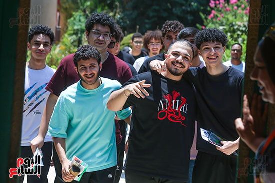خروج الطلاب من الامتحان خروج الطلاب من الامتحان